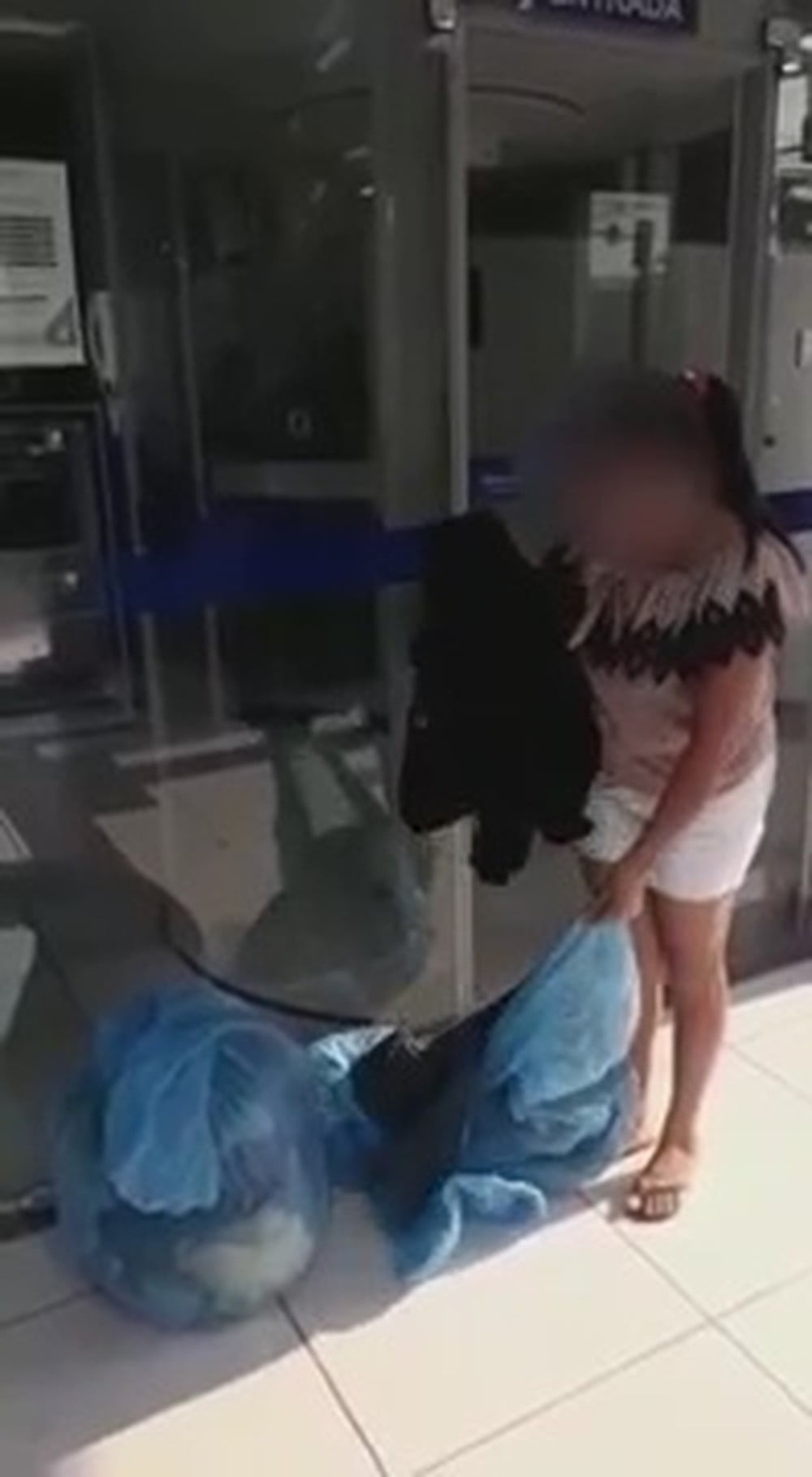 Mulher Traída Deixa Roupas Do Marido Em Agência Bancária No Ac E Vídeo Viraliza: ‘Meu Limite’