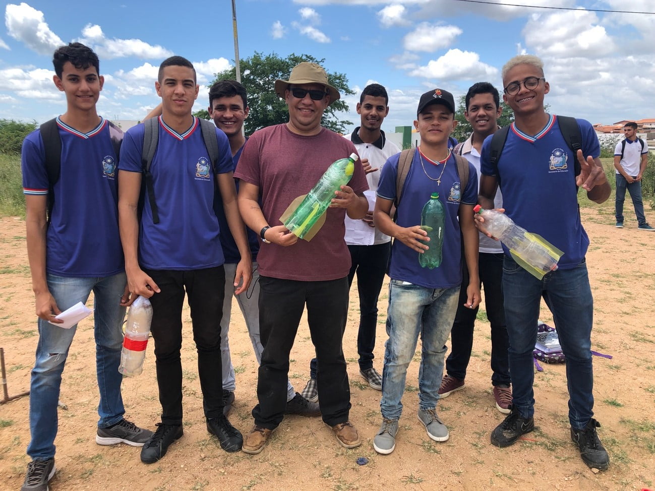 Paulo Afonso: Professor Do Cetepi I, Realiza Lançamentos De Foguetes À Água Em Comemoração Dos 50 Anos Da Chegada Do Homem À Lua